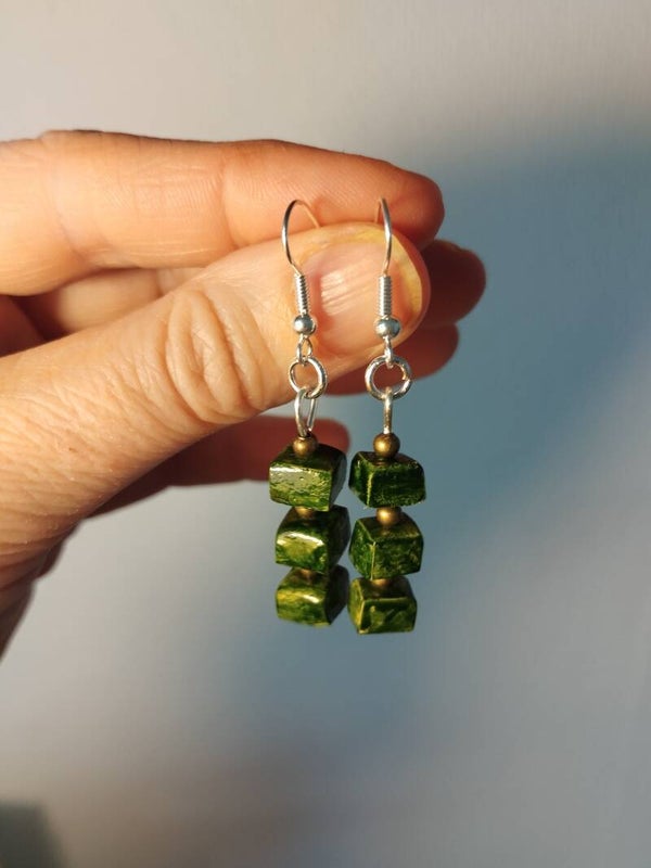 Boucles pendantes 3 petits cubes vert céramique
