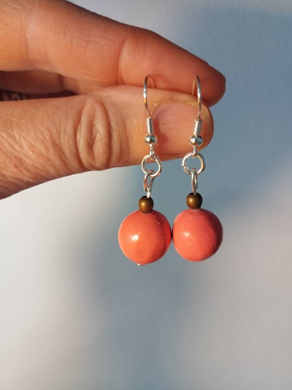Boucles pendantes sphériques rose
