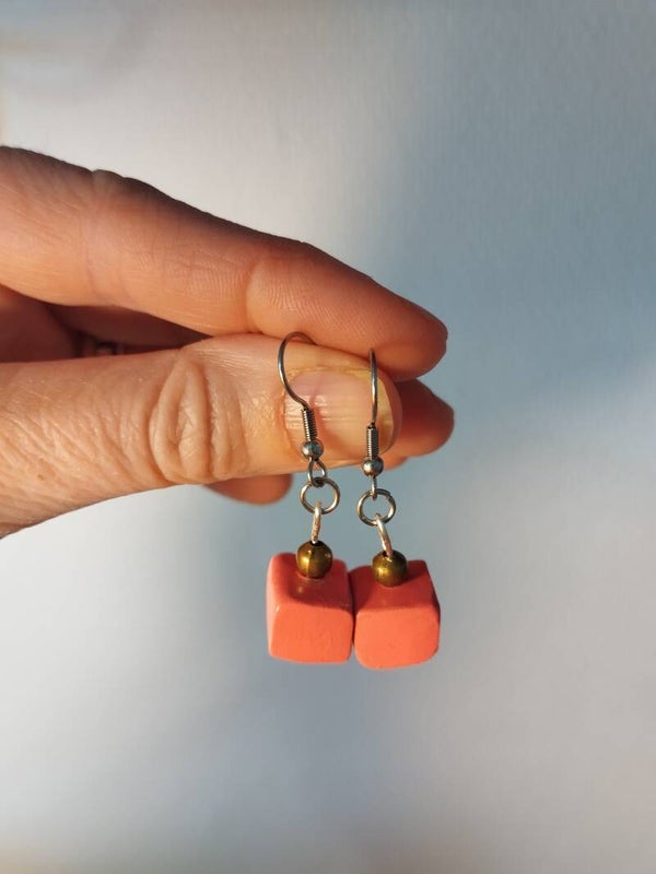 Boucles pendantes cubes uniques roses