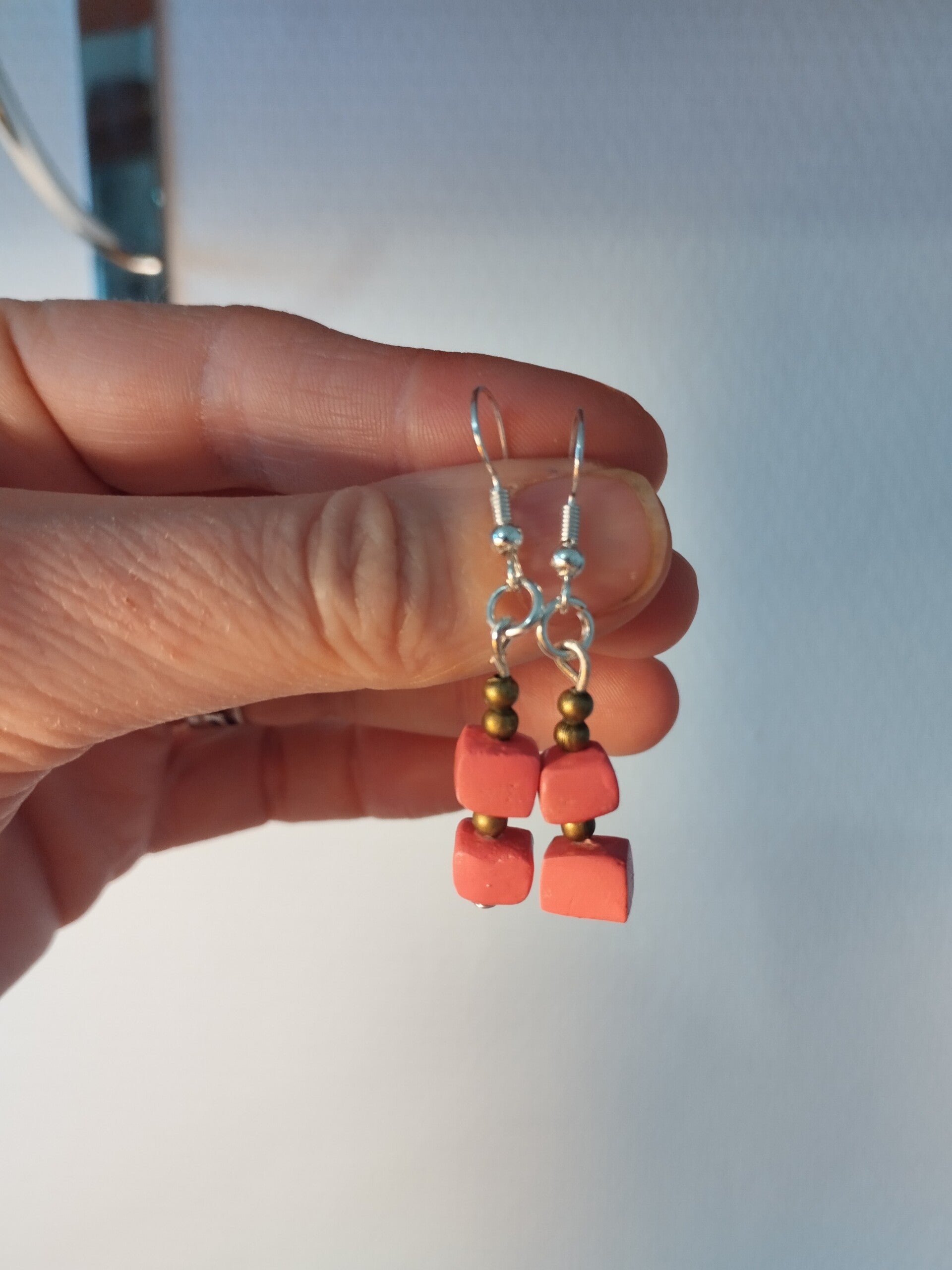 Boucles pendantes 2 petits cubes roses