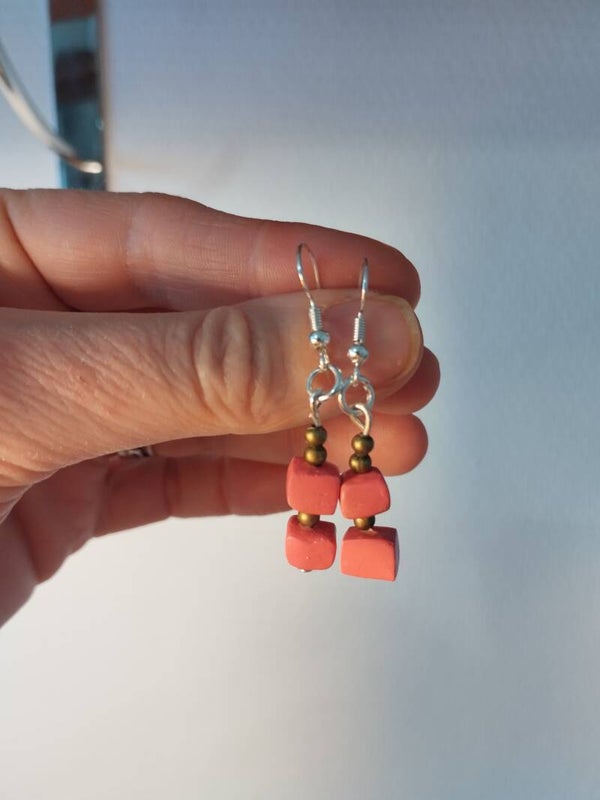 Boucles pendantes 2 petits cubes roses