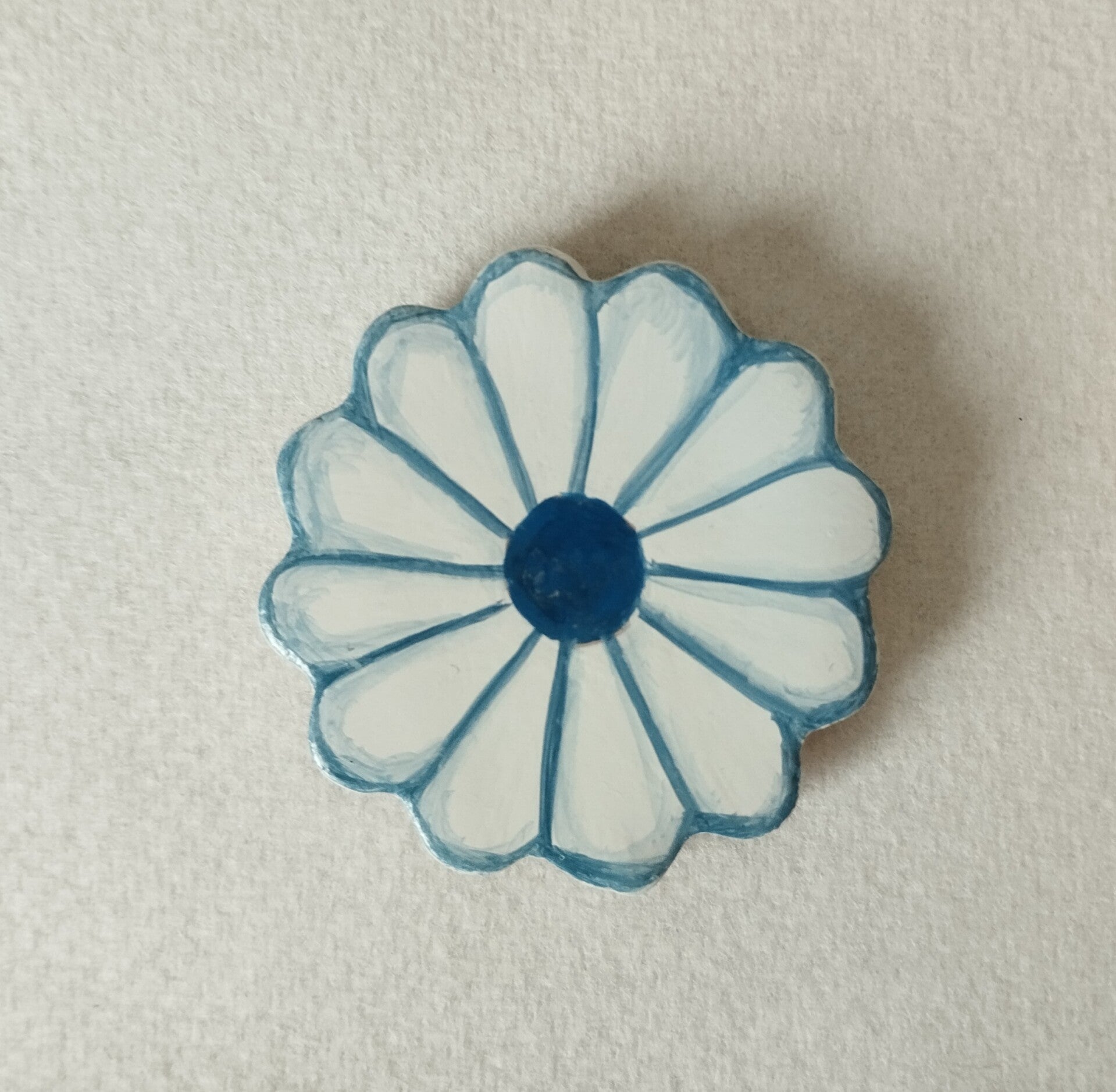 Magnet marguerite blanche avec coeur bleu