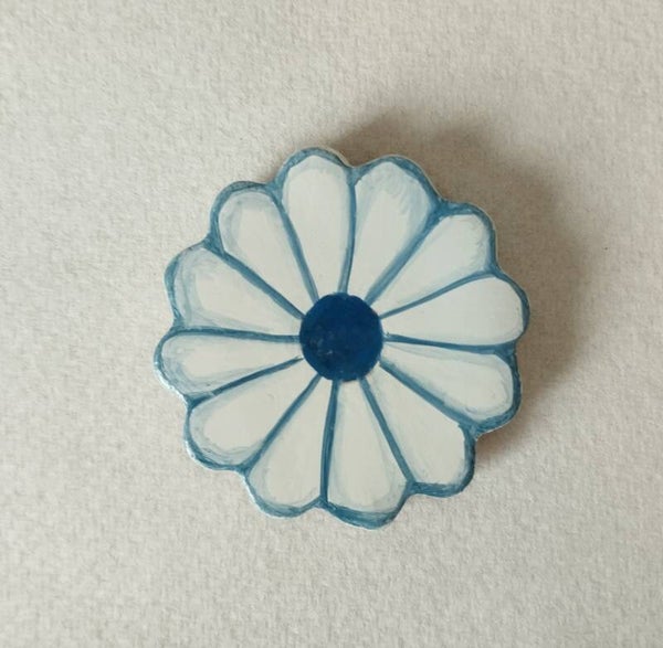 Magnet marguerite blanche avec coeur bleu