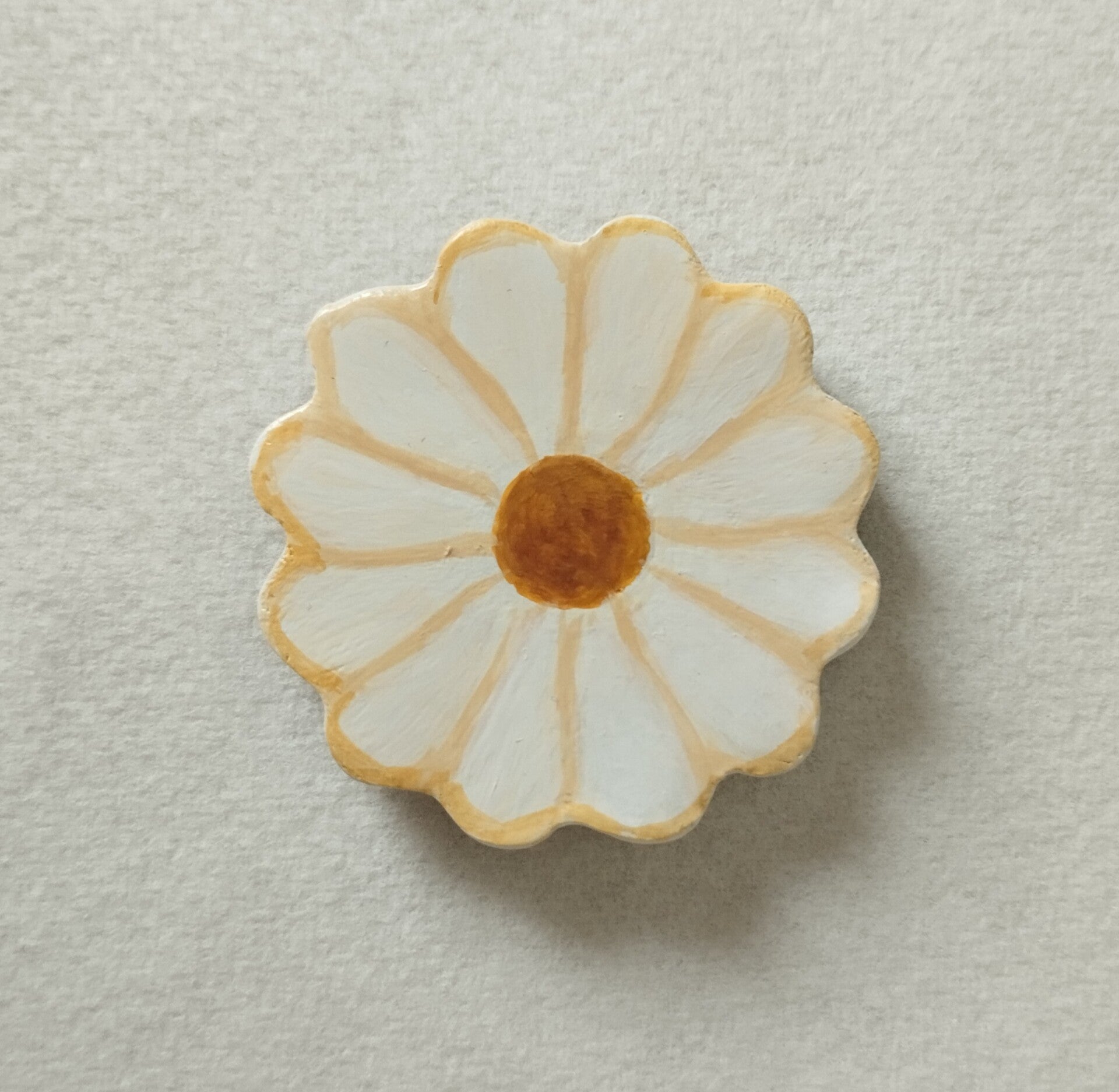 Magnet marguerite blanche avec coeur marron