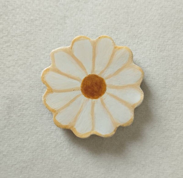 Magnet marguerite blanche avec coeur marron