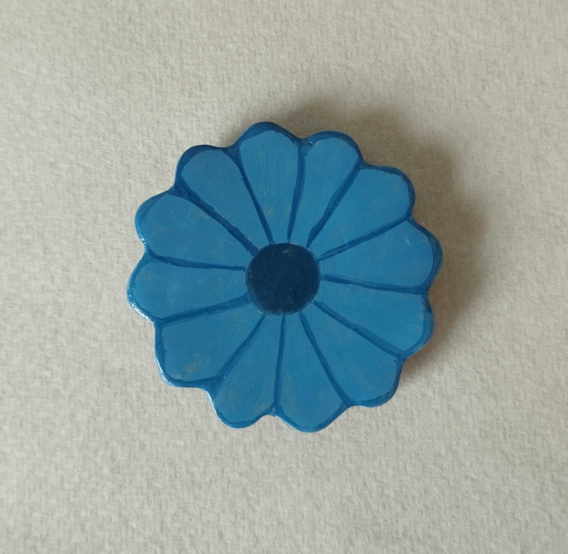 Magnet marguerite bleue avec coeur bleu