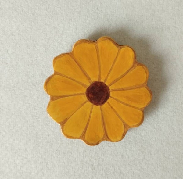 Magnet marguerite jaune avec coeur marron