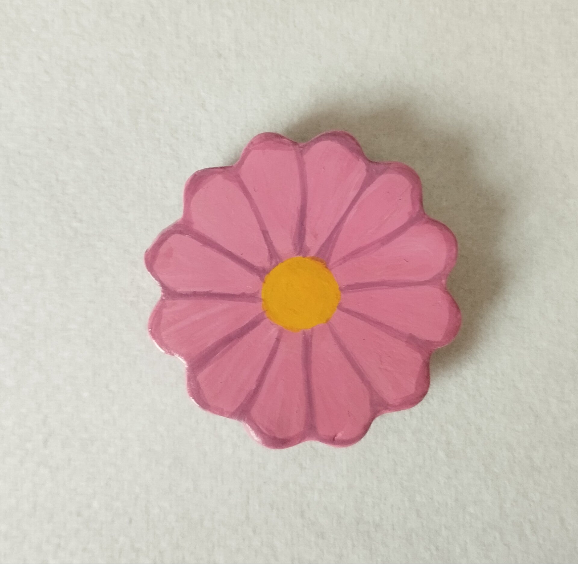 Magnet marguerite rose avec coeur jaune