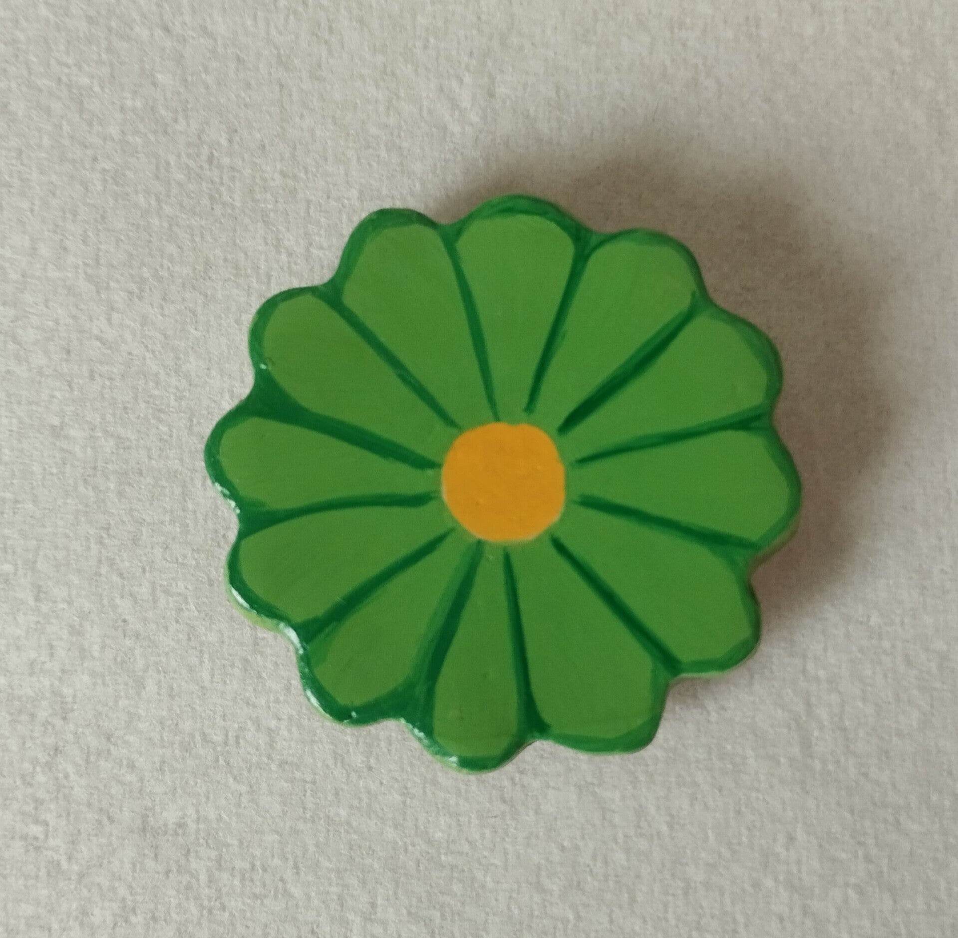Magnet marguerite verte avec coeur jaune
