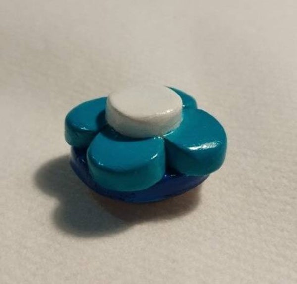 Magnet marguerite 3D bleue coeur blanc
