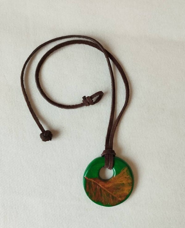 Pendentif argile vert foncé impression feuille
