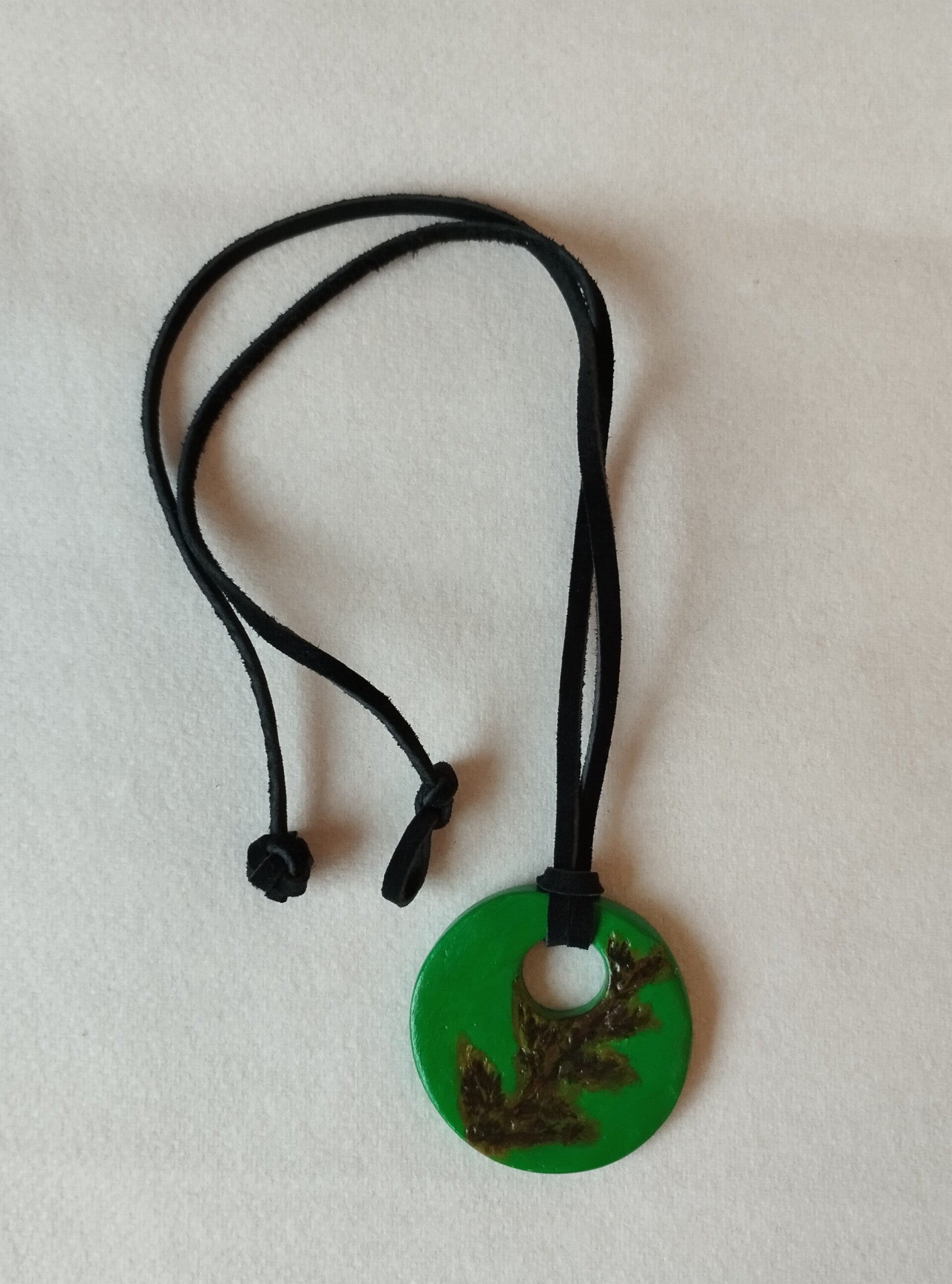 Pendentif argile vert clair impression thuya