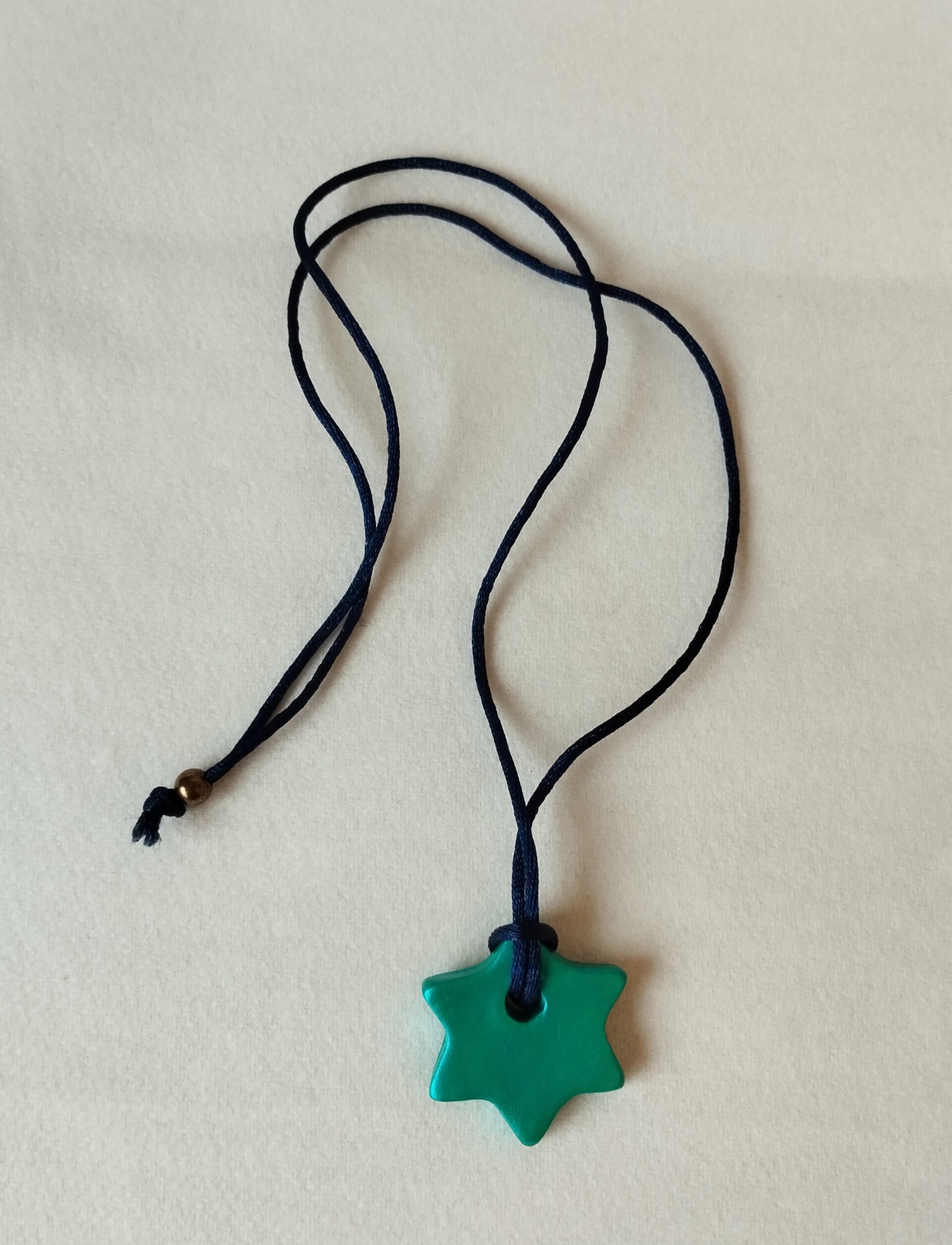 Pendentif étoile bleu vert irrisé  - longueur lacet réglable
