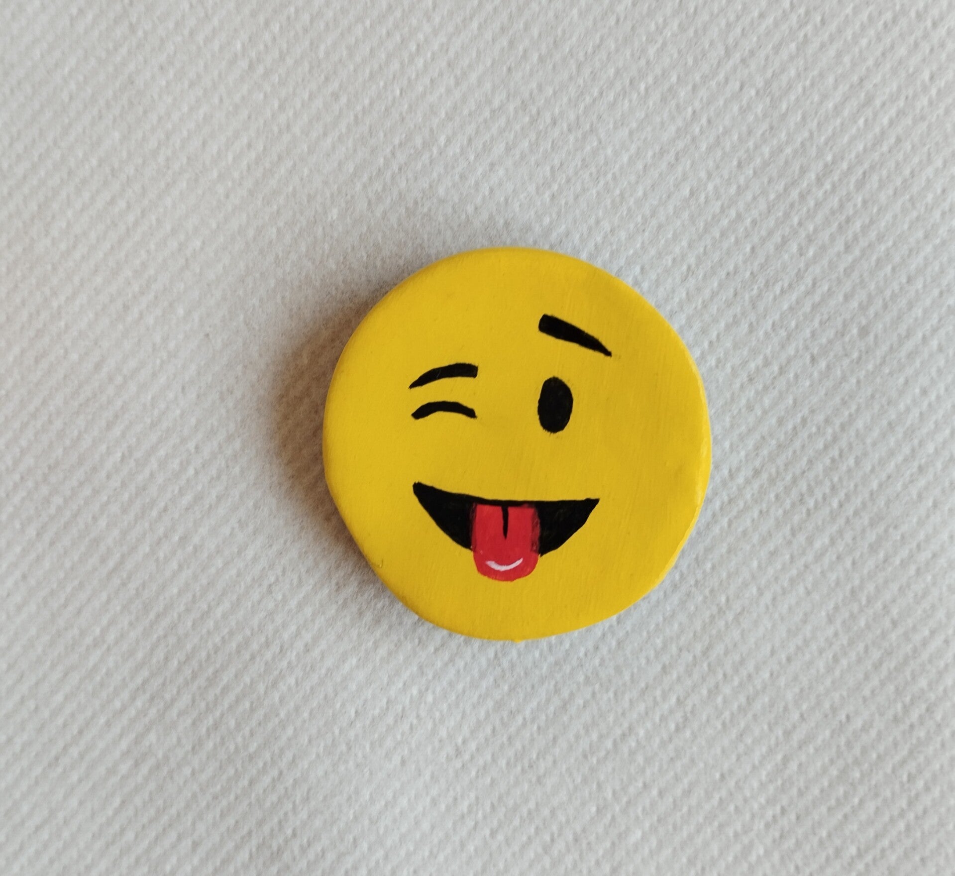 Magnet smiley clin d'oeil grimace