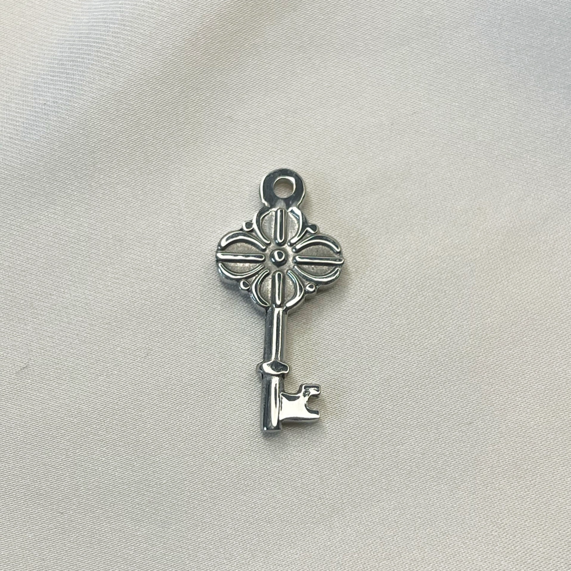 Sleutel bedel zilver