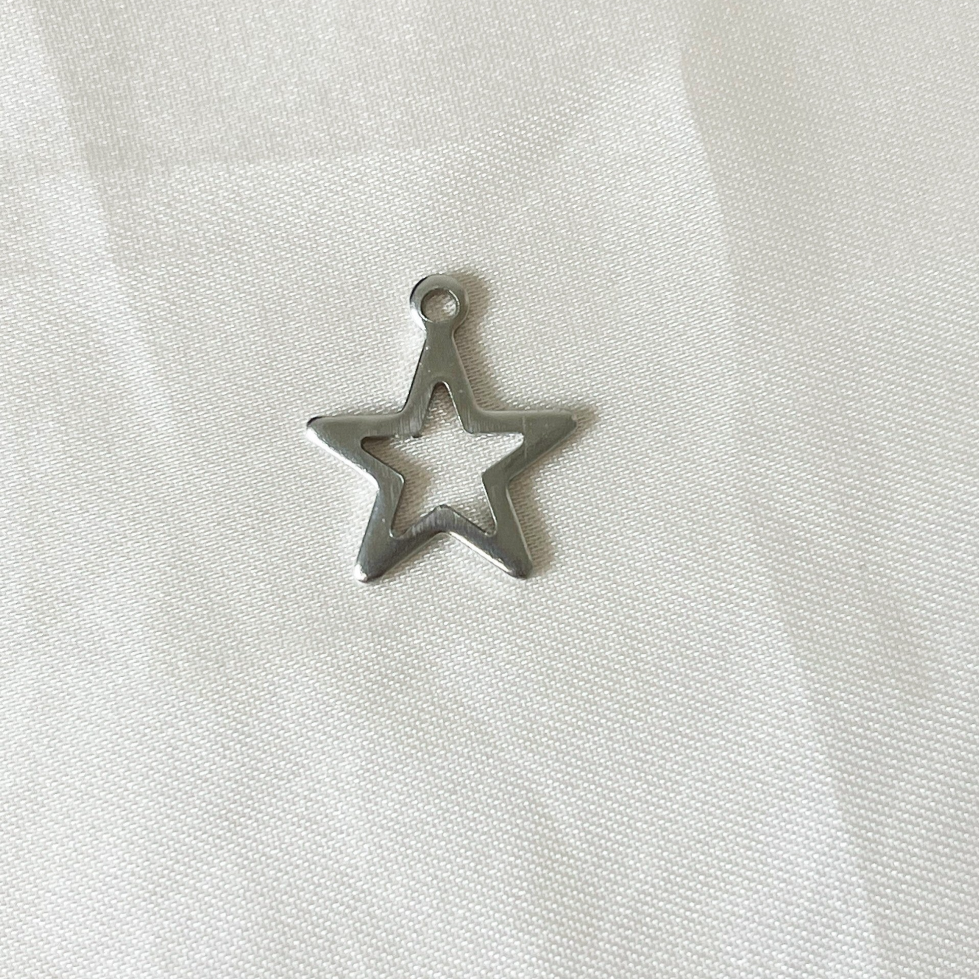 Open ster bedel klein zilver