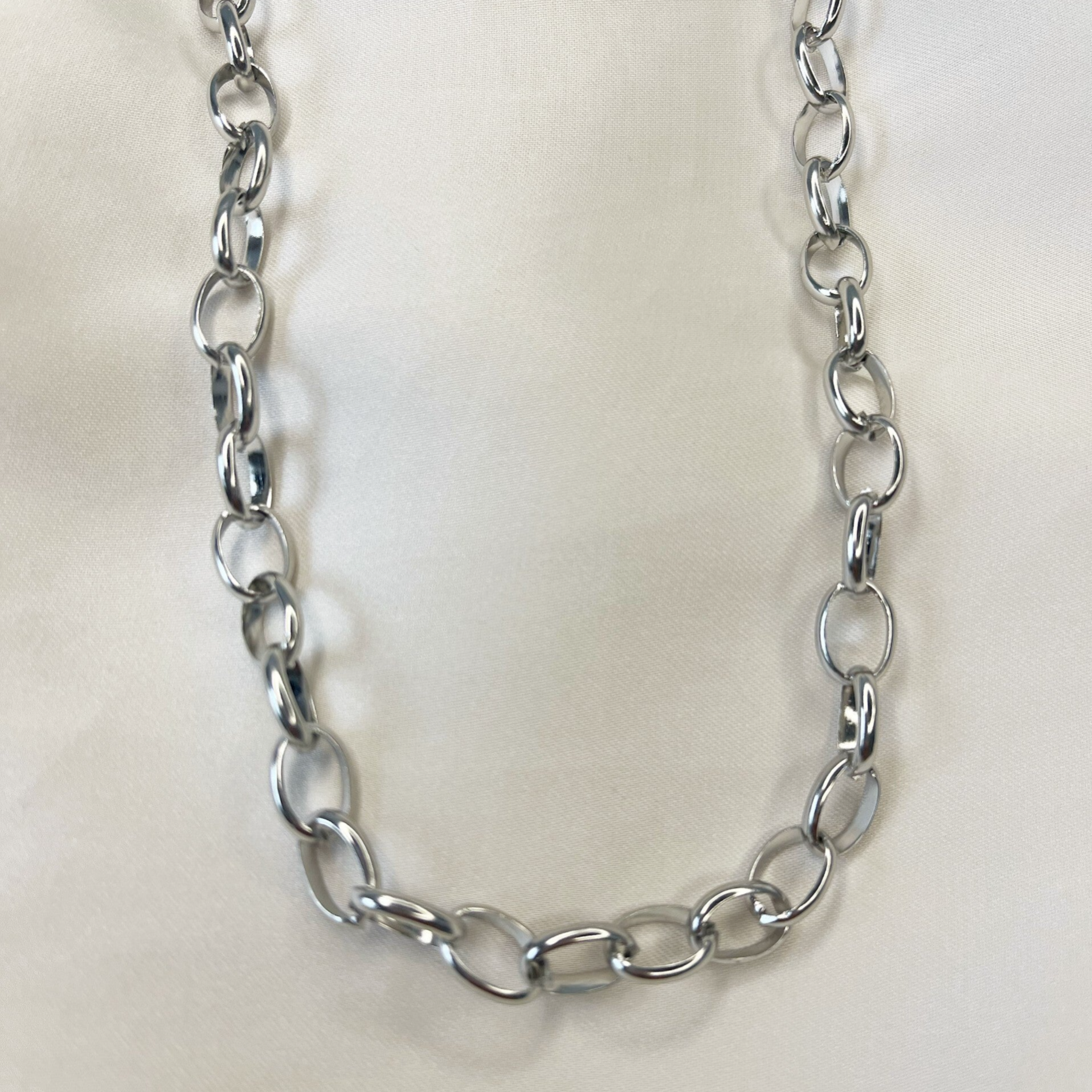 Schakel ketting rond glad zilver