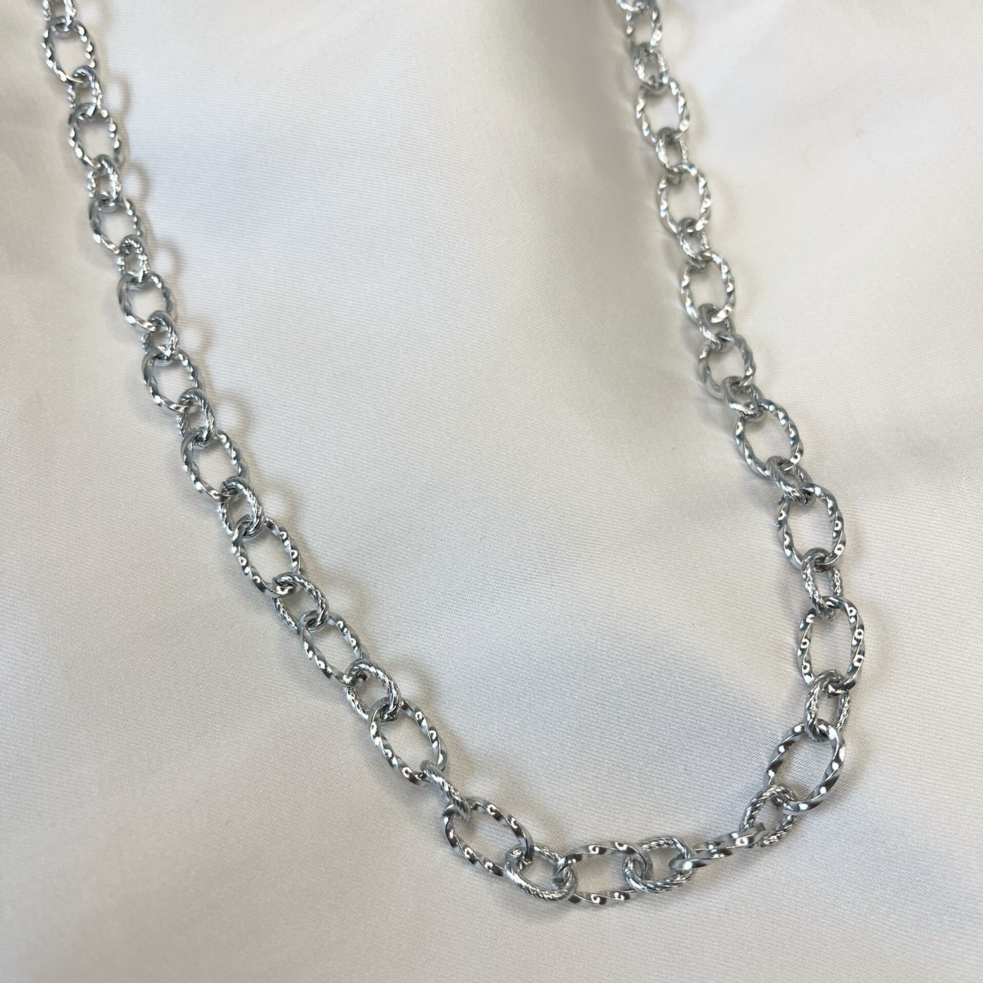 Schakel ketting rond reliëf zilver