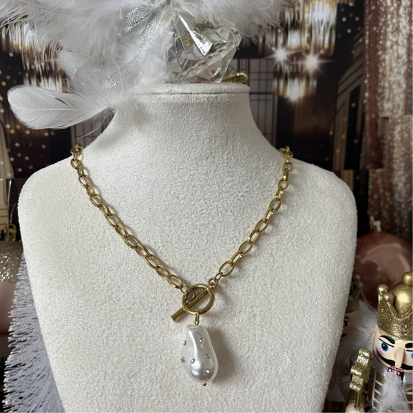 Giving necklace gold