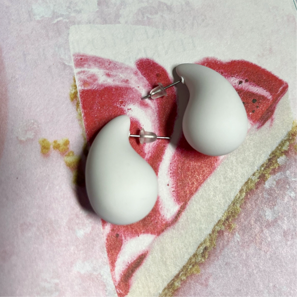 Hailey earrings matt white