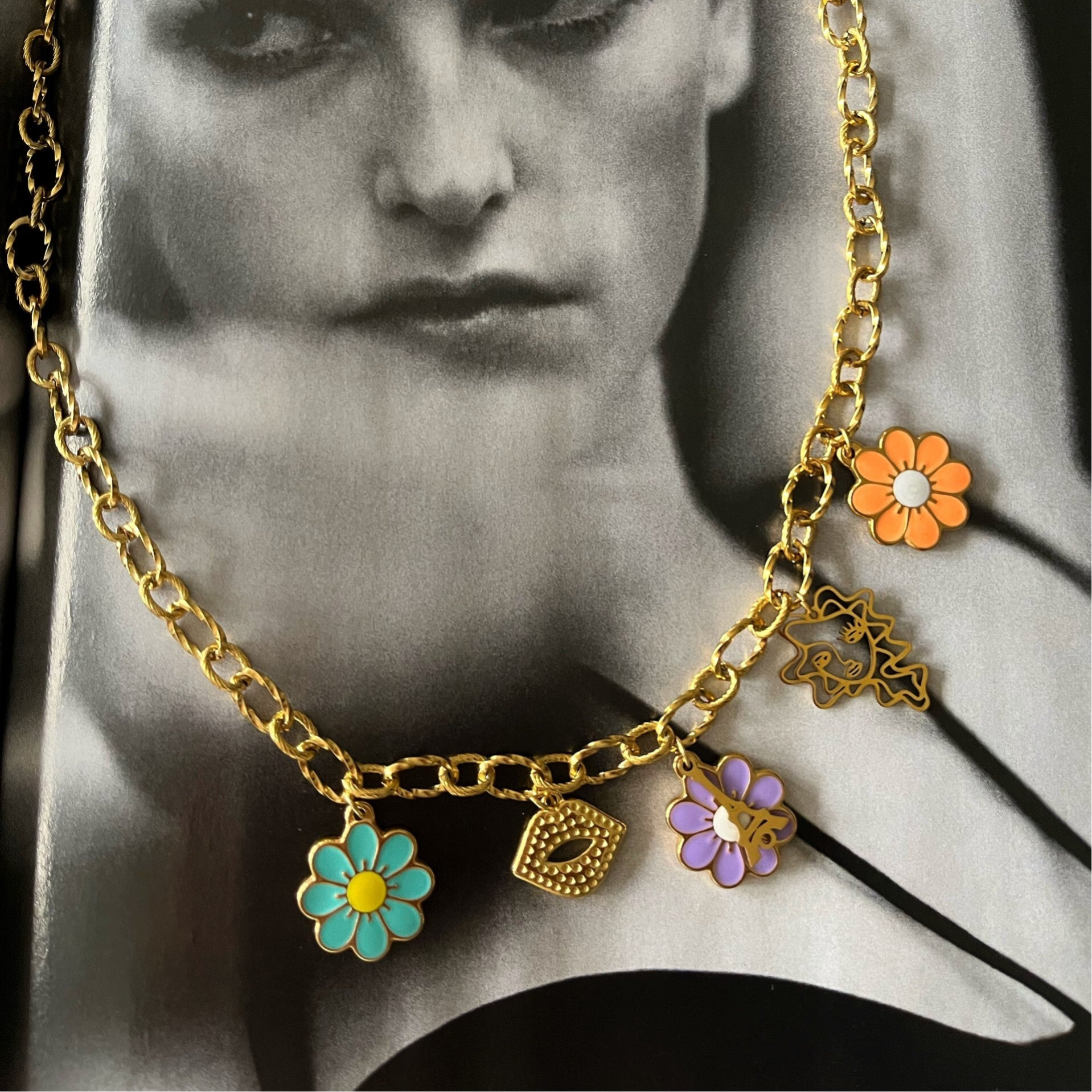 Flower bomb necklace gold