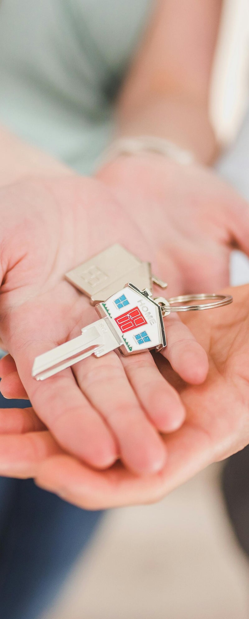 1. Vertragsabschluss und Laufzeit Der Maklervertrag zwischen dem Kunden und Kosmos Immobilien kommt durch schriftliche Vereinbarung oder durch die Nutzung unserer Maklerdienste unter Berücksichtigung der Provision zustande. Falls keine abweichende Vereinb