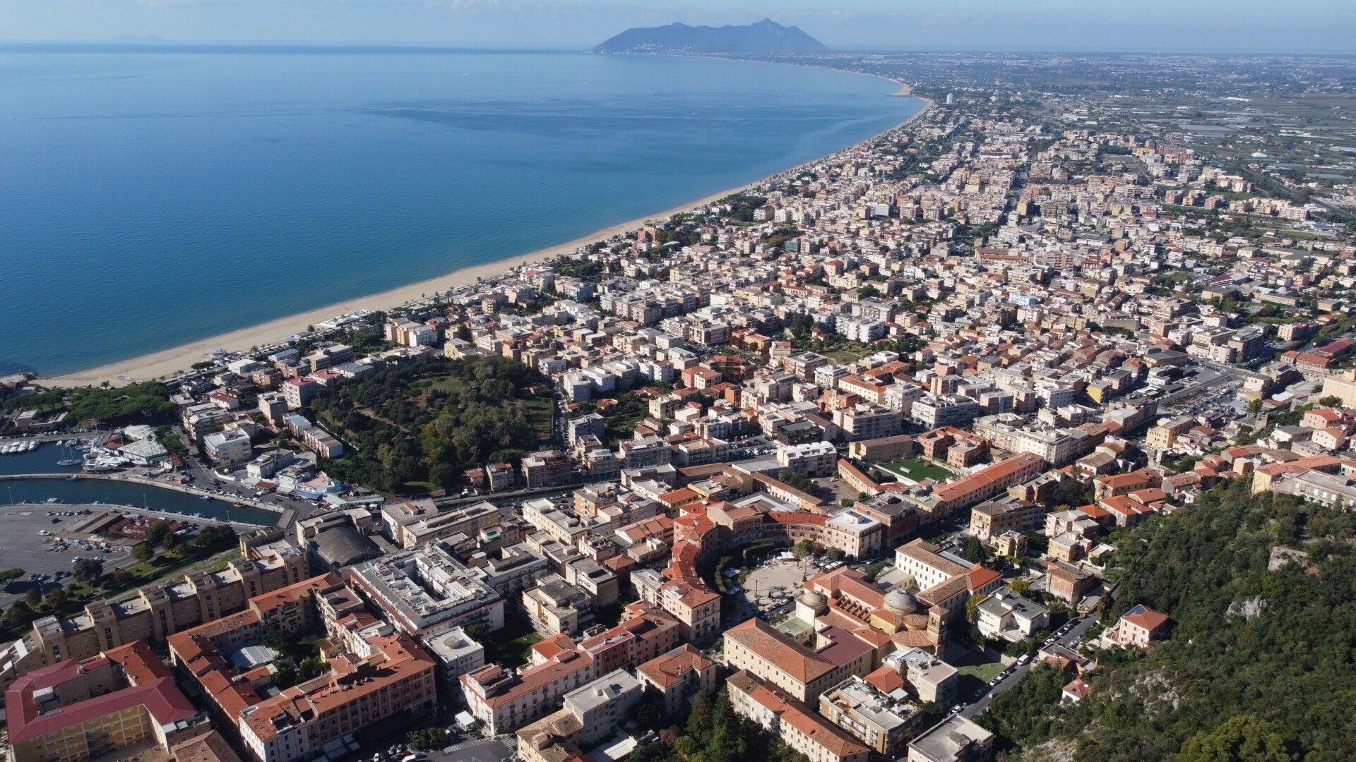 Terracina vista dall'alto: il centro, il porto e il litorale dove ha sede Protekta