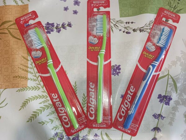 🪥 Brosse à dents Colgate Medium – Double Action
