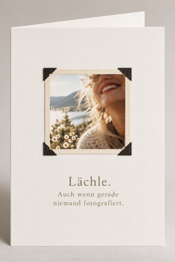 Weihnachtskarte «Lächle. Auch wenn gerade niemand fotografiert.»