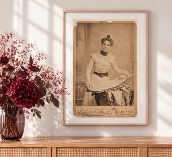 Vintage-Poster «Frau mit Album» – Robert de Greck, Lausanne
