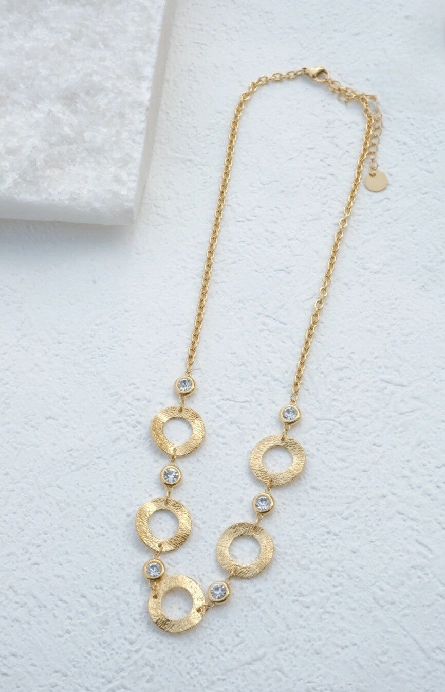 collier en acier inoxydable, anneaux martelés, sertis de pierres scintillantes