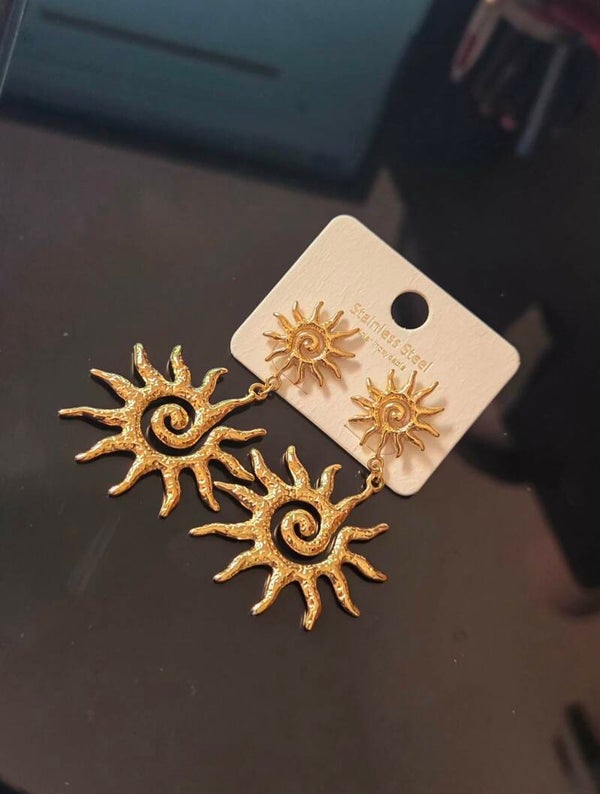 Boucles d'oreilles dorées pendantes soleil spirale texturée