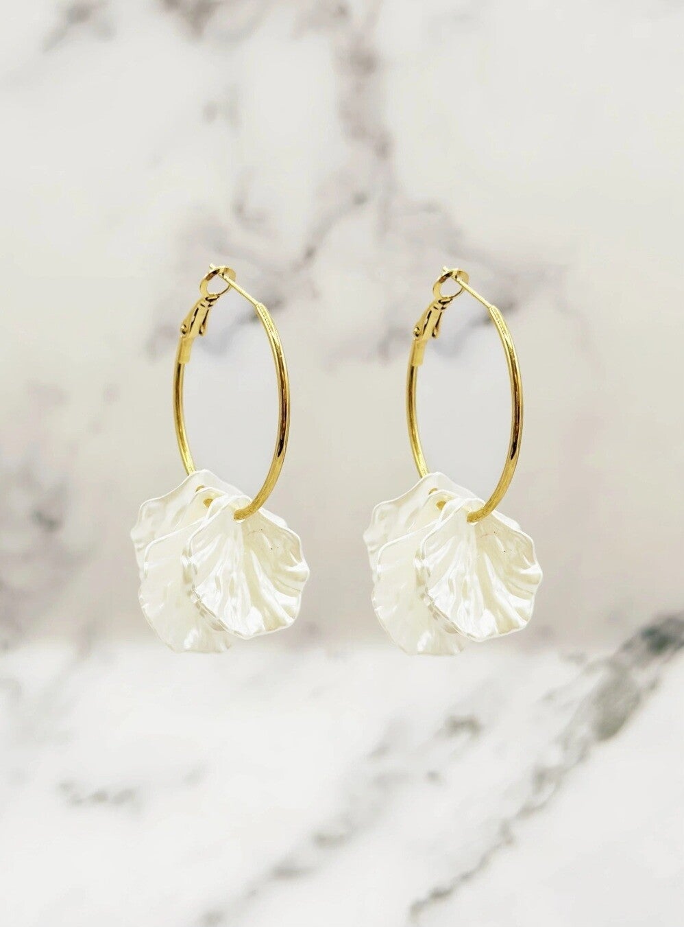 Boucles d'oreilles en acier inoxydables, pétales blanches nacrées
