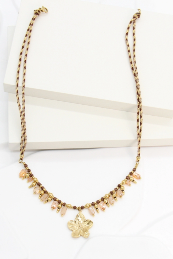 Collier Fleur Dorée et Perles Facettées – Douceur Bohème et Élégance Naturelle