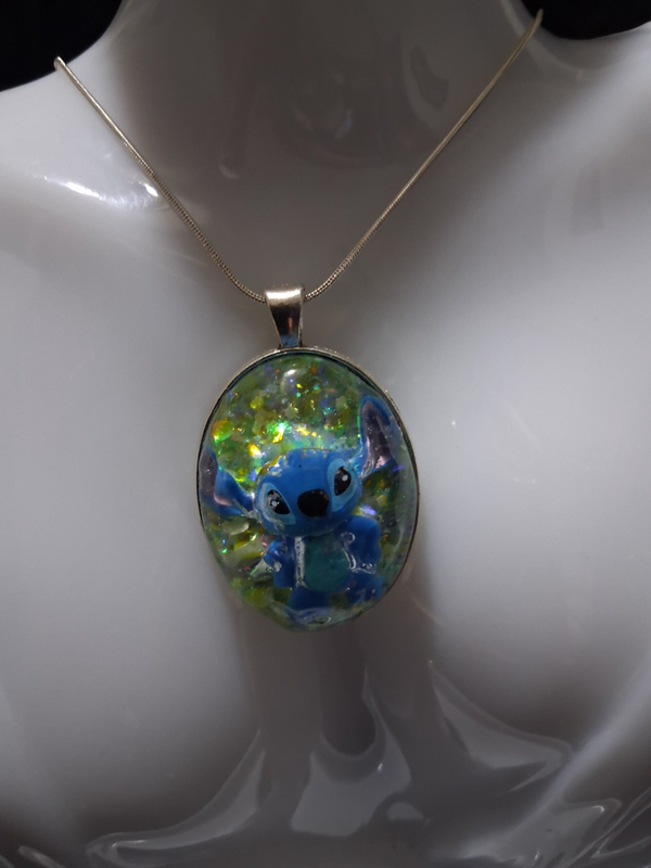 PENDENTIF RESINE STITCH BLEU