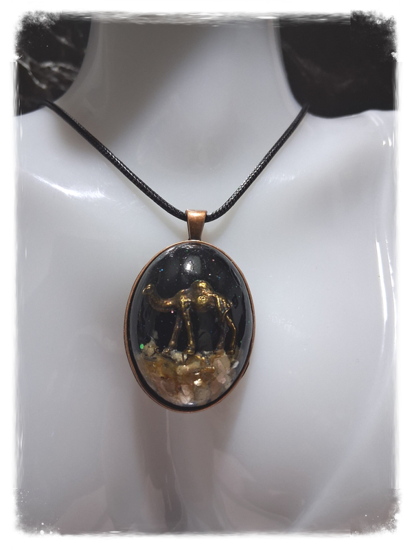 PENDENTIF RÉSINE  DROMADAIRE BY NYGHT BRONZE