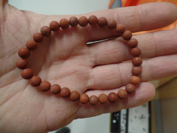 Jade rot Geschliffen