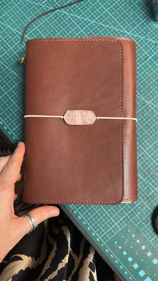 Le grand carnet en cuir de Oriane