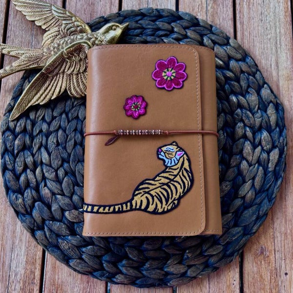 Mon grand carnet cuir lisse camel broderie tigre