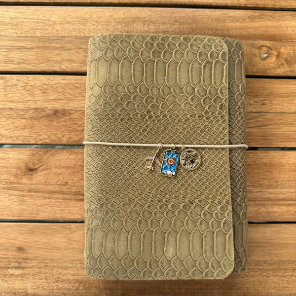 Mon grand carnet cuir suédé embossé façon python sauge