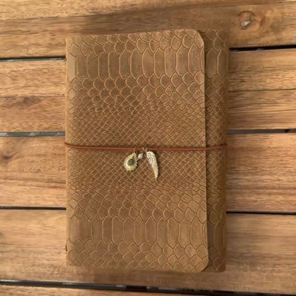 Mon grand carnet cuir suédé embossé façon python camel