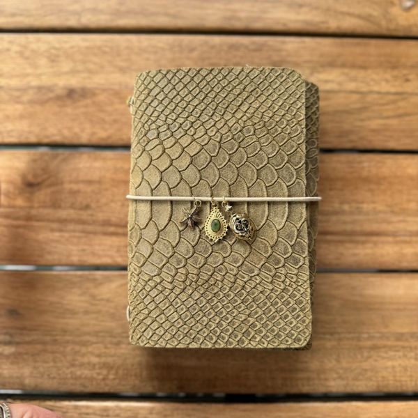 Mon petit carnet cuir suédé impression python sauge