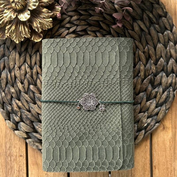 Mon grand carnet cuir suédé embossé façon python kaki