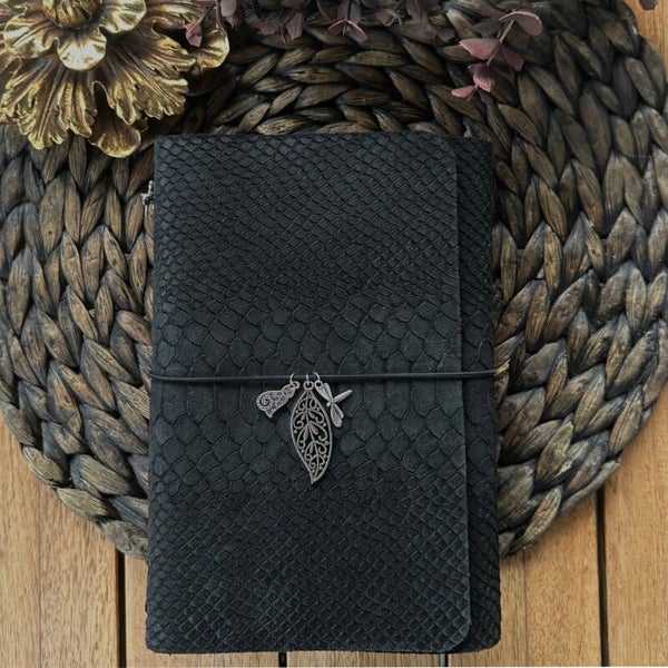 Mon grand carnet cuir suédé embossé façon python noir