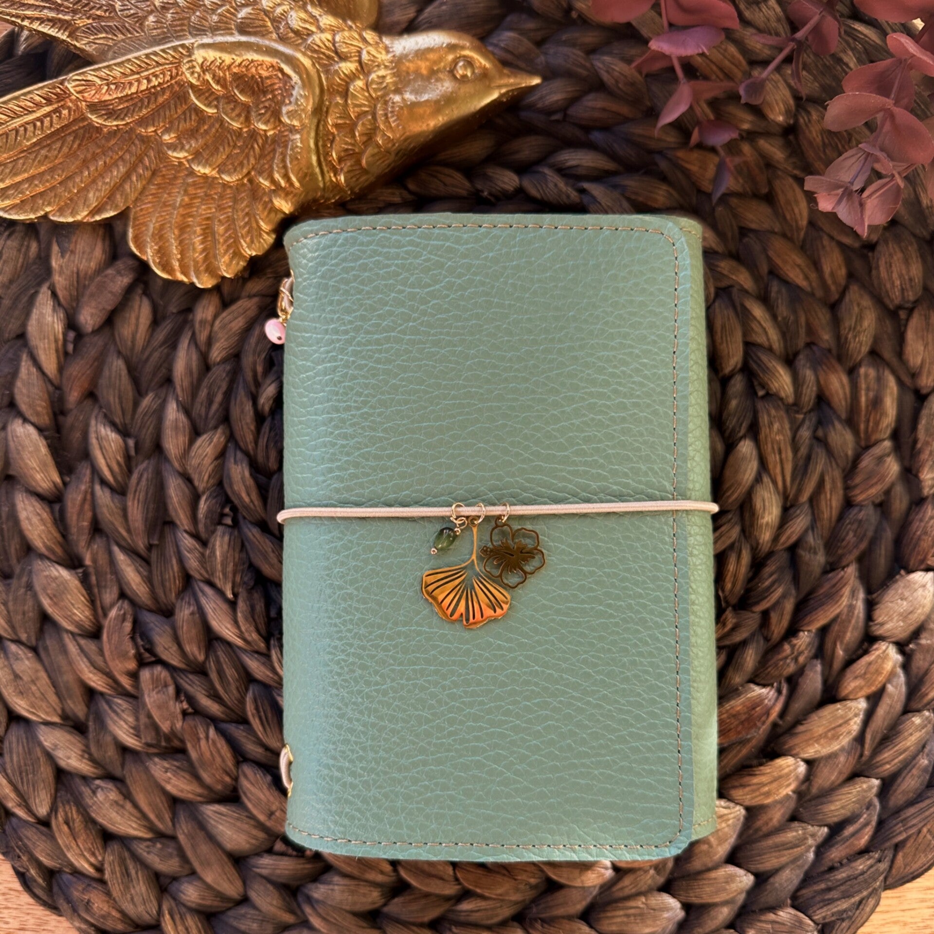 Mon petit carnet cuir grainé vert amande