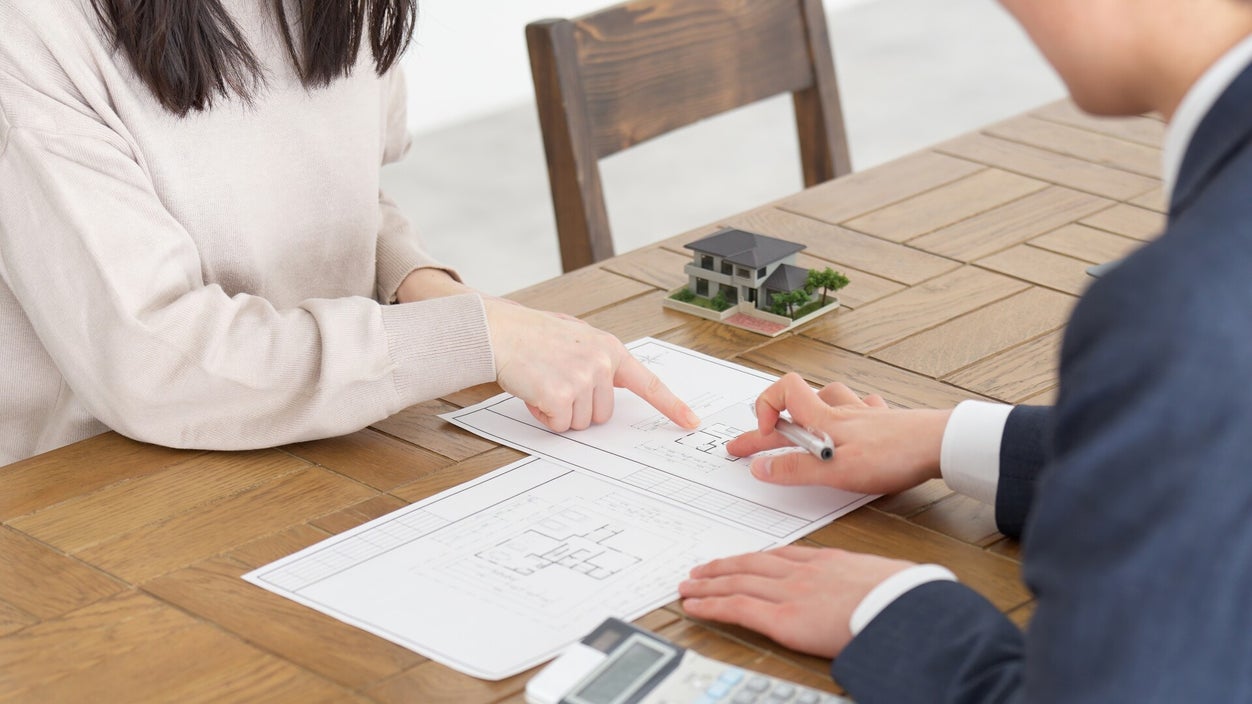 Équipe étudiant des plans pour préparer une proposition de travaux