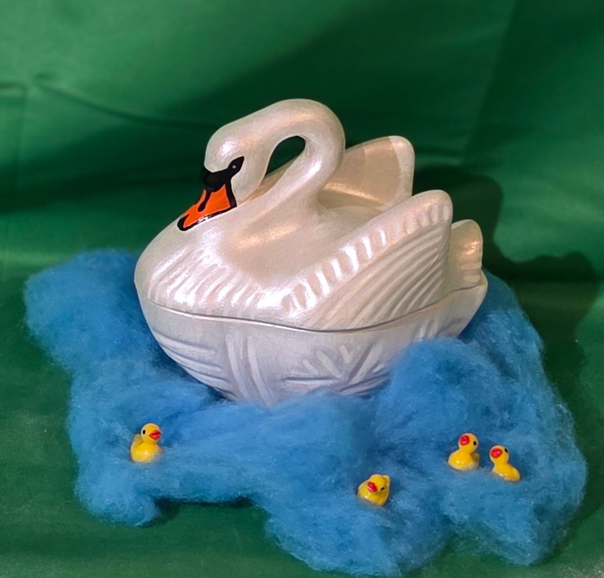 Schwanendose mit Deckel