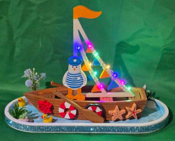 Segelboot mit Lichterkette