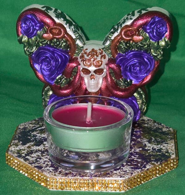 Schmetterling mit Totenkopf und Teelicht