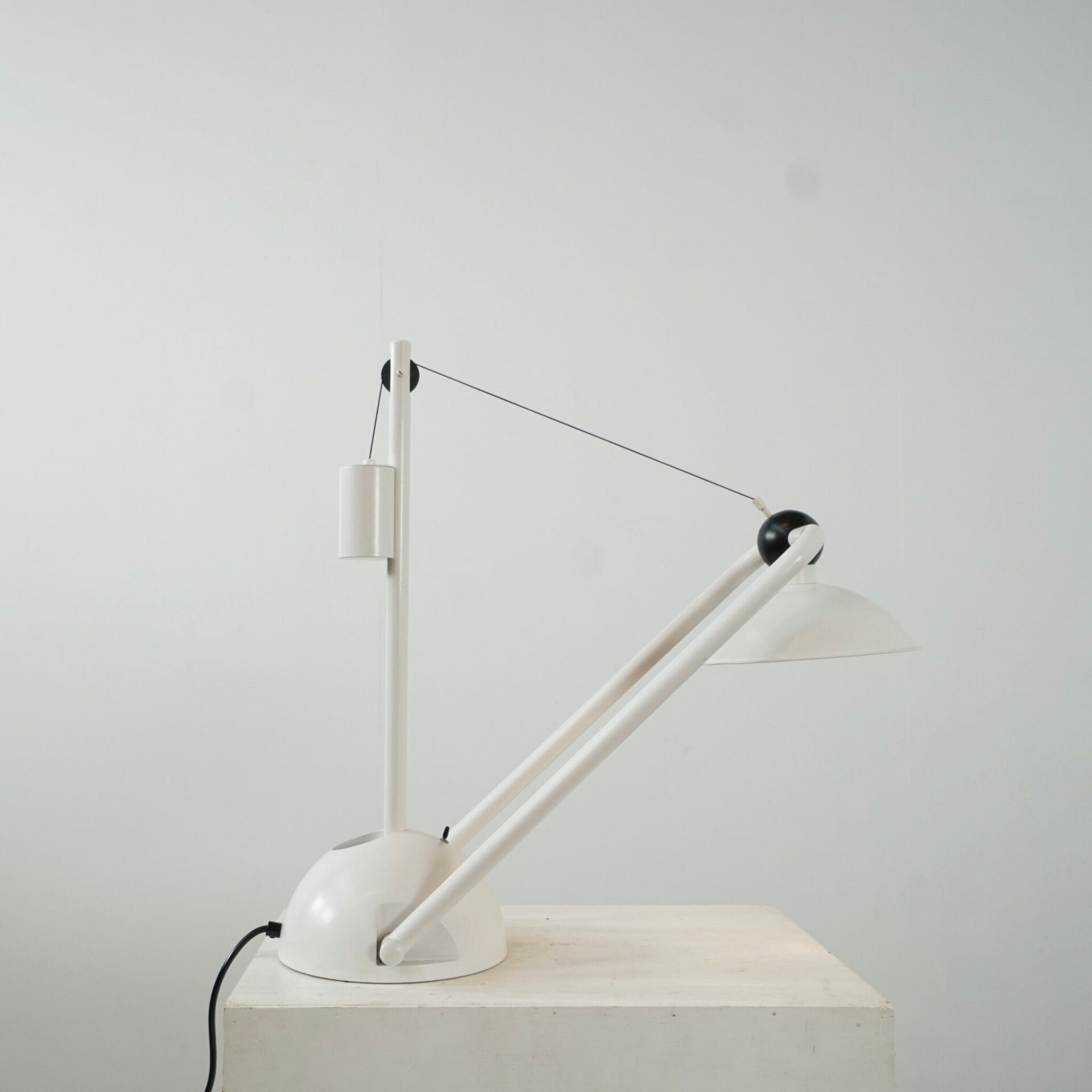 Counterweight post modern table lamp